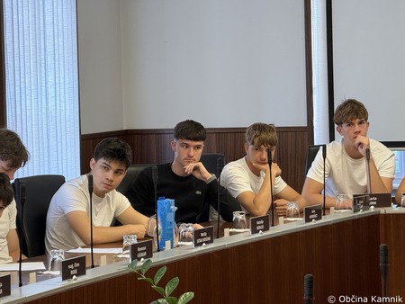 Kamniške dijakinje in dijaki v vlogi občinskih svetnikov na simulaciji odločanja (19)